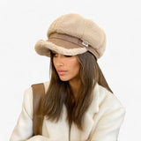 Octagonale hoed van lamsbont - retro charme met een moderne twist