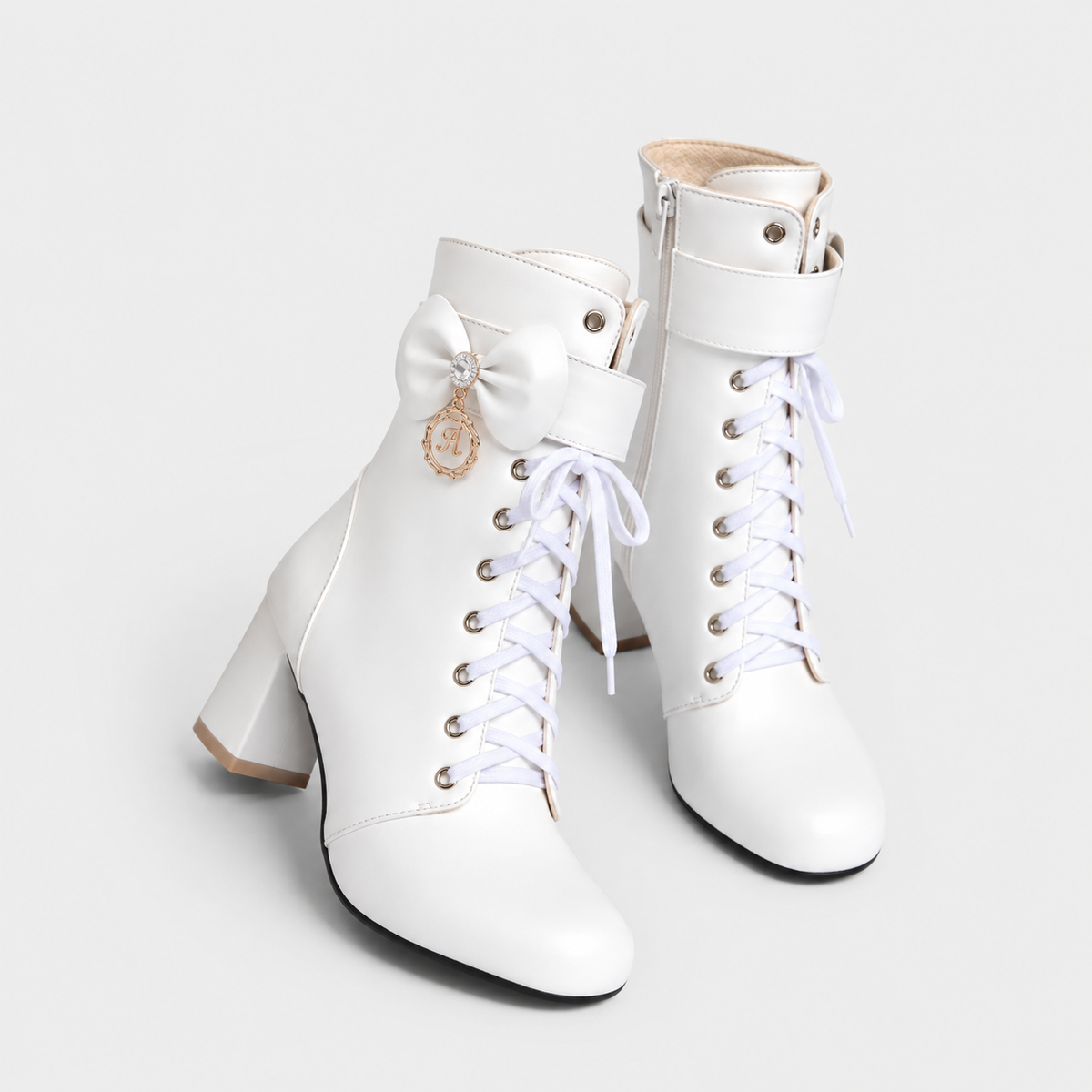 Bottines à la cheville avec lacets et sangle réglable
