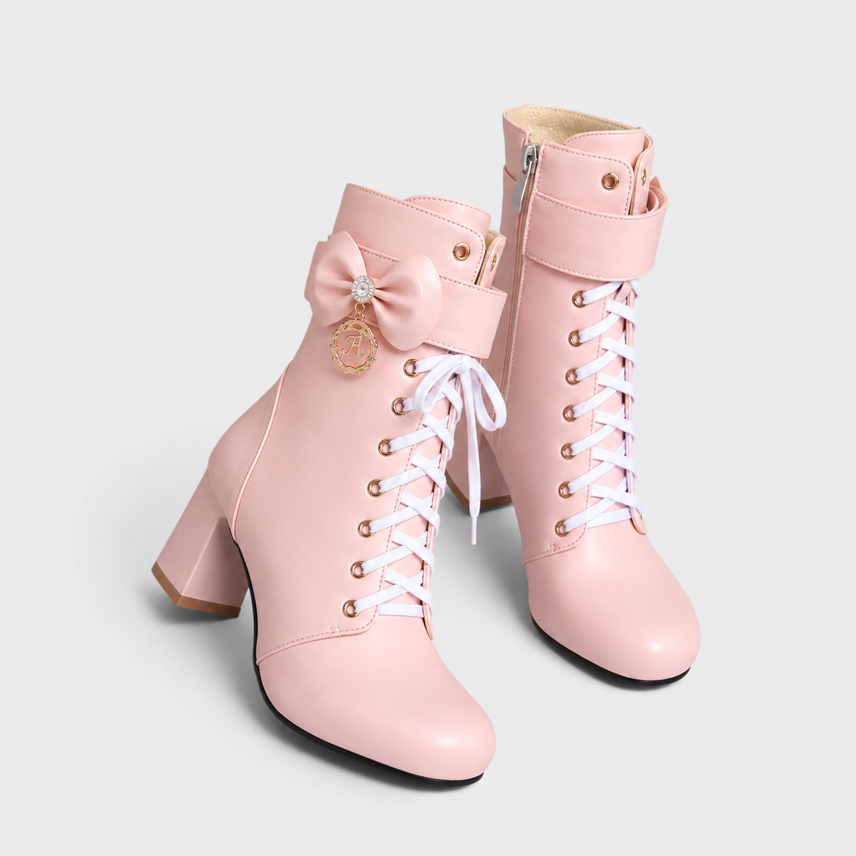 Bottines à la cheville avec lacets et sangle réglable