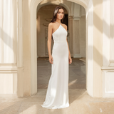 Fließendes Neckholder-Kleid - Weibliche Silhouette und freie Bewegung
