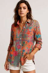 Lichte bohemien dames blouse met kleurrijke bloemen en knopen, zomers