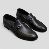 Klassieke herenmocassins van zwart leer met decoratieve gesp