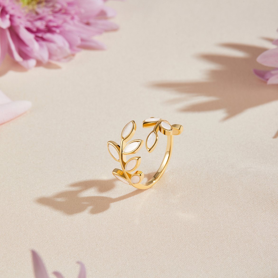 Anello da donna in foglia d'oro, elegante e versatile per ogni occasione speciale - - anello anello foglia foglia Gold jewelry Ring ring for women - Concept Palermo