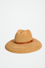 Zomerhoed van gevlochten raffia met leren band voor heren