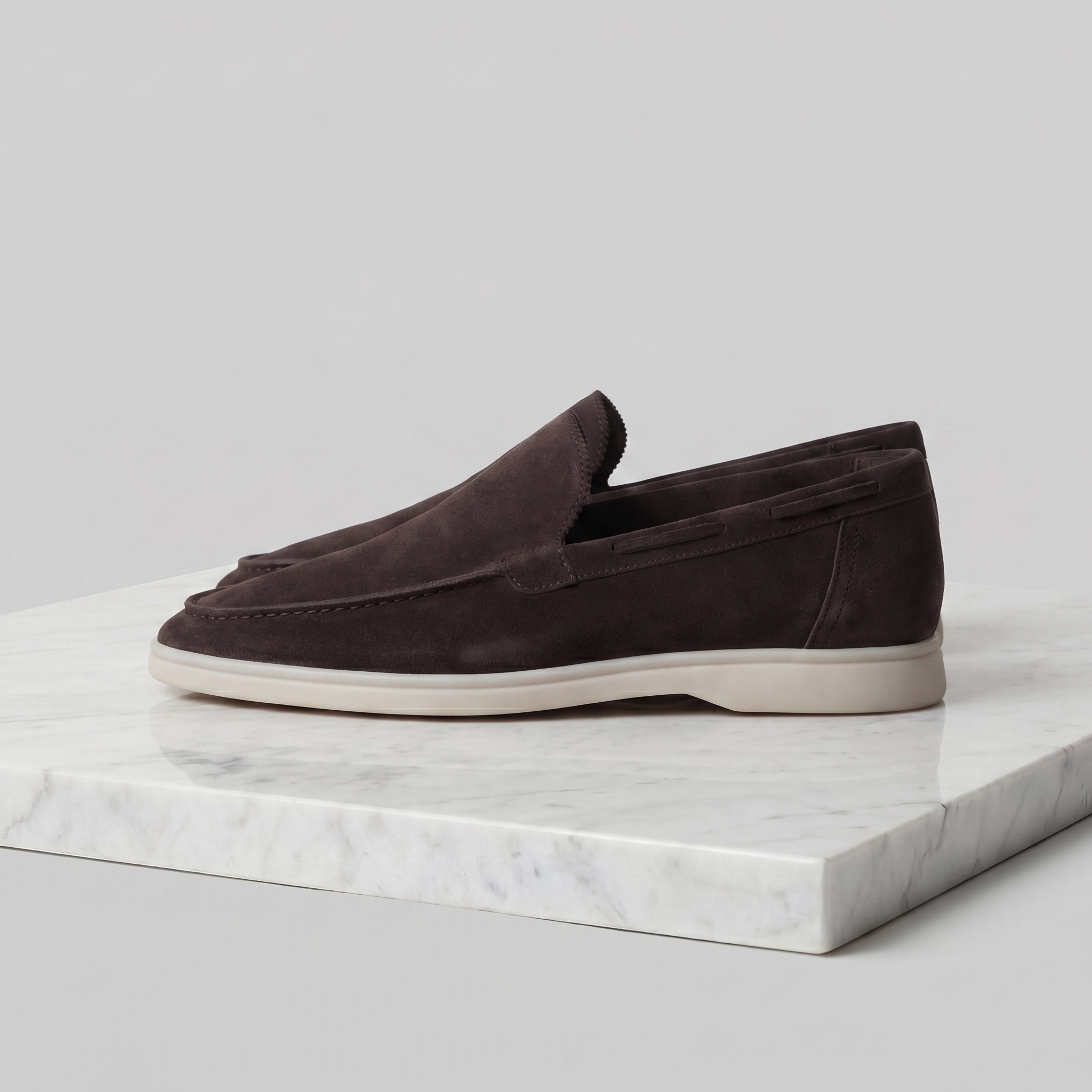 Mocassini Scamosciati Uomo: L'Eleganza Versatile per Ogni Look