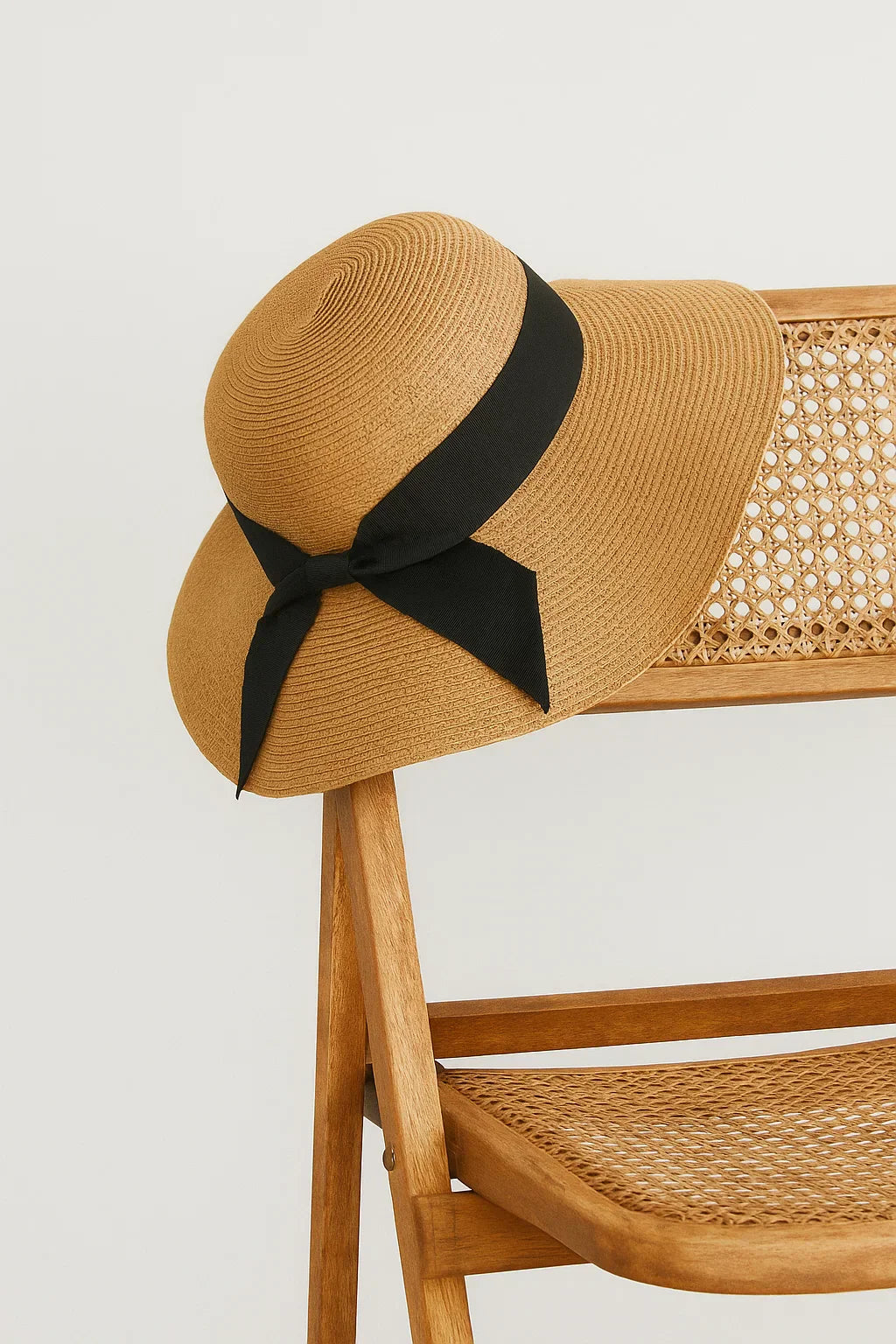 Cappello di paglia con ampio bordo e nastro nero - - amara | cappello di paglia con ampio bordo e nastro nero - €25 ampio bordo cappello cappello paglia fashion nastro paglia summer hat sun hat women womens hat - Concept Palermo