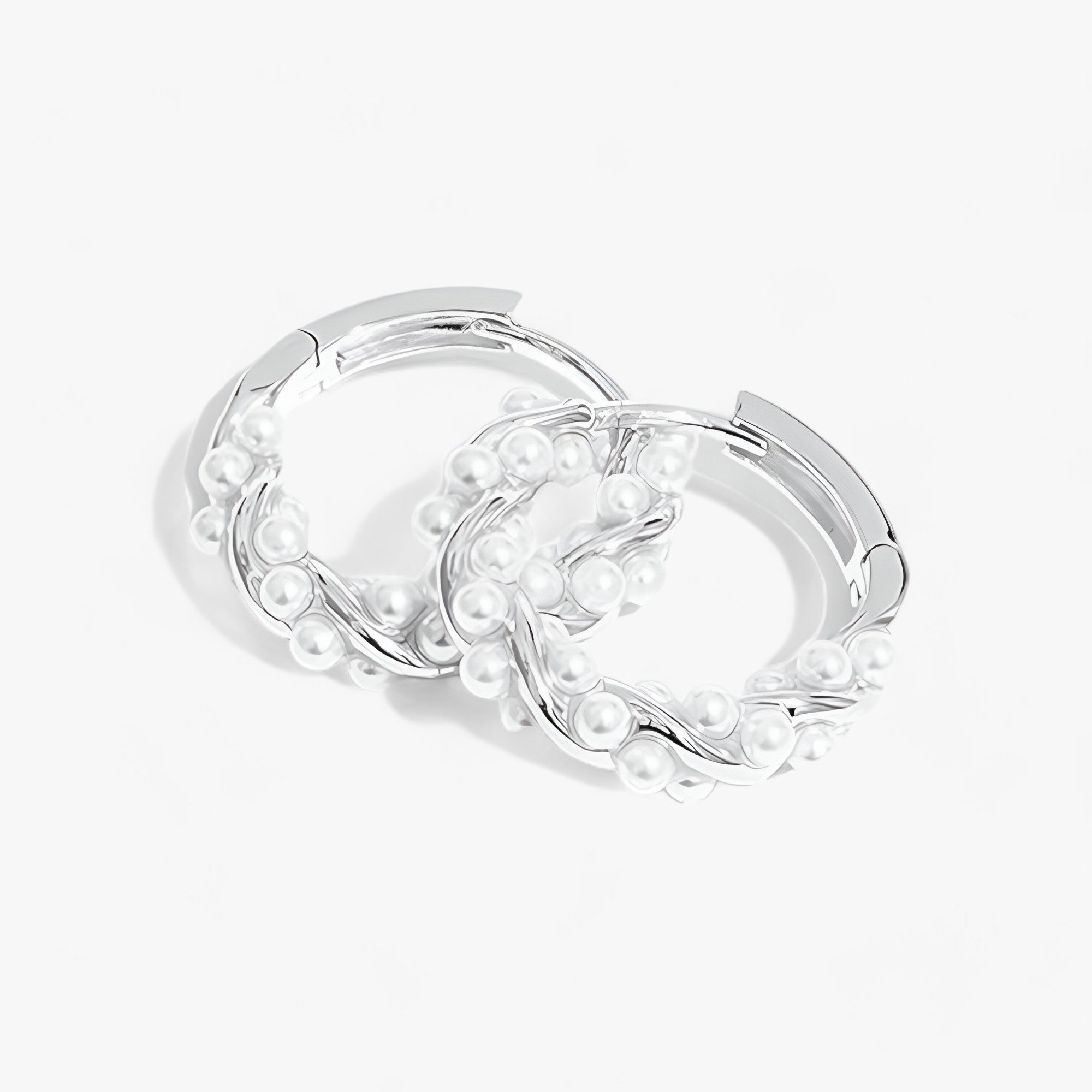 Eleganza senza tempo: Orecchini a perla in un design circolare Donna - Argento - circolare Copper design donna EARRINGS eleganza eleganza tempo fashion HARKO Hubei jewelry Mainland China Metal orecchini perla Stud Earrings - Concept Palermo