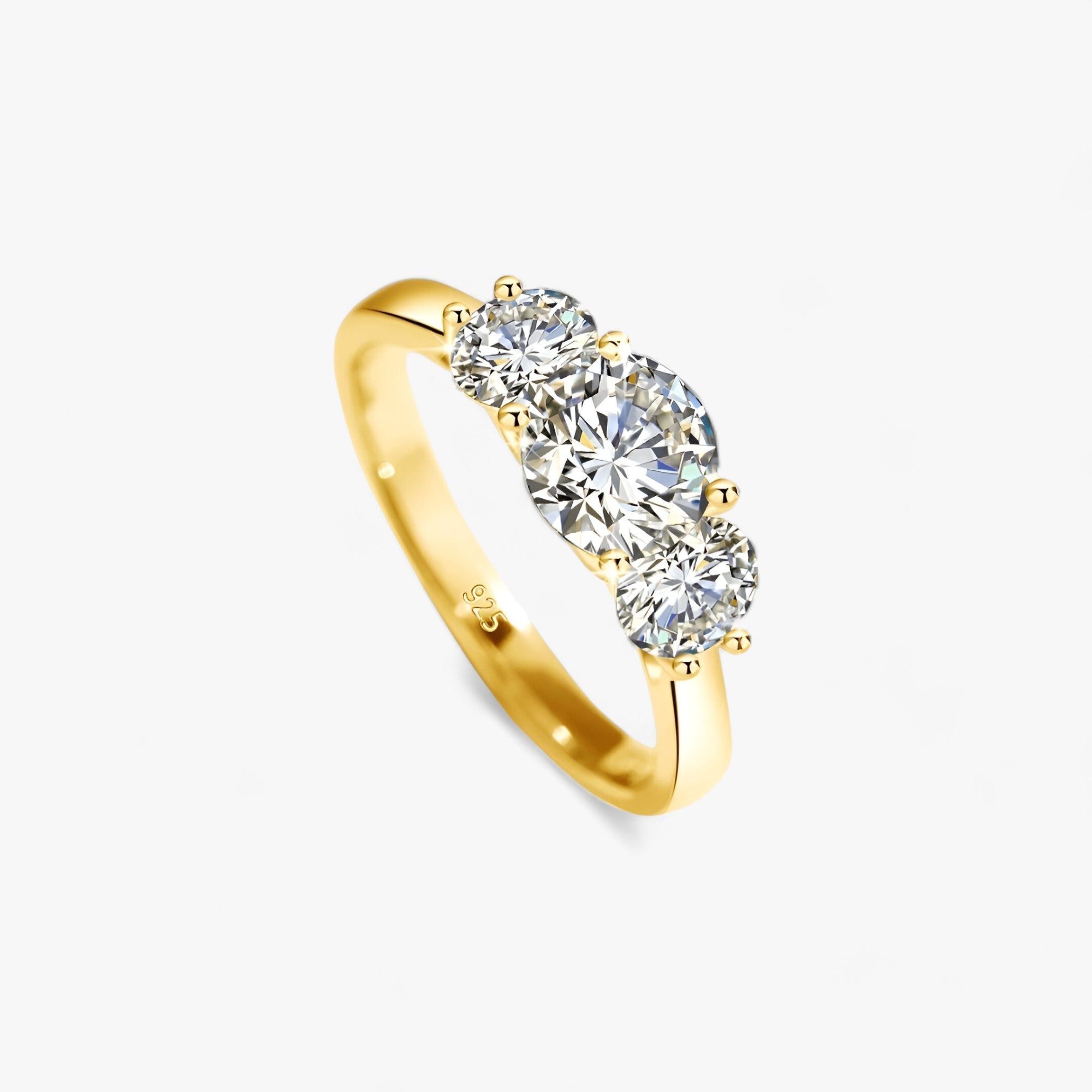 Anello in Moissanite Oro Giallo - Un Brillo di Lusso Donna - - 3 stone moissanite ring 5g 925 anello anello moissanite brillo Diamond donna ENGAGEMENT Fine GRA 11817187 jewelry Luxury Jewelry Mainland China Moissanite NGTC Prong Setting Rings Round silver Sterling TRENDY Wedding Bands Women Yellow Gold Moissanite Rings YES - Concept Palermo